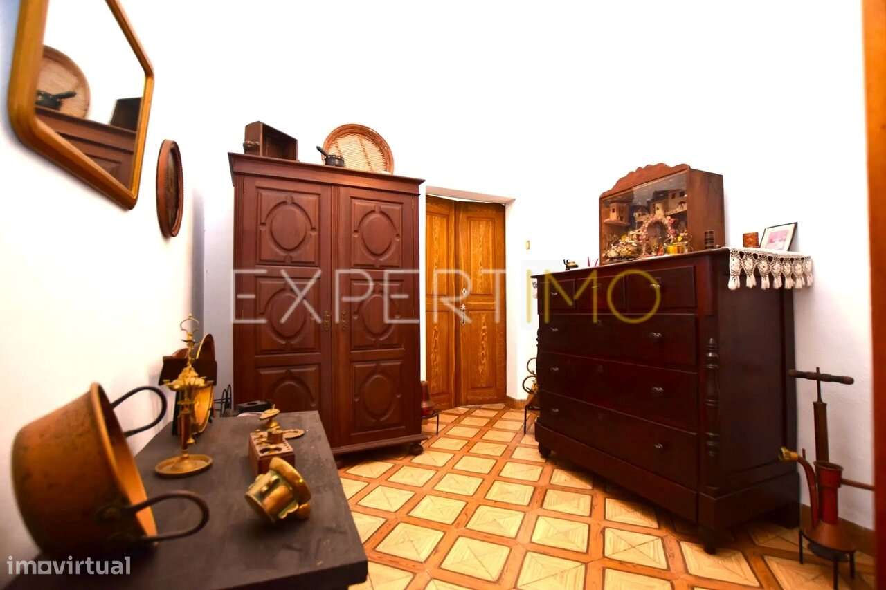 Prédio com 313,20 m2 em Gaveto, na Rua Principal da Vila de Redondo - Grande imagem: 2/25