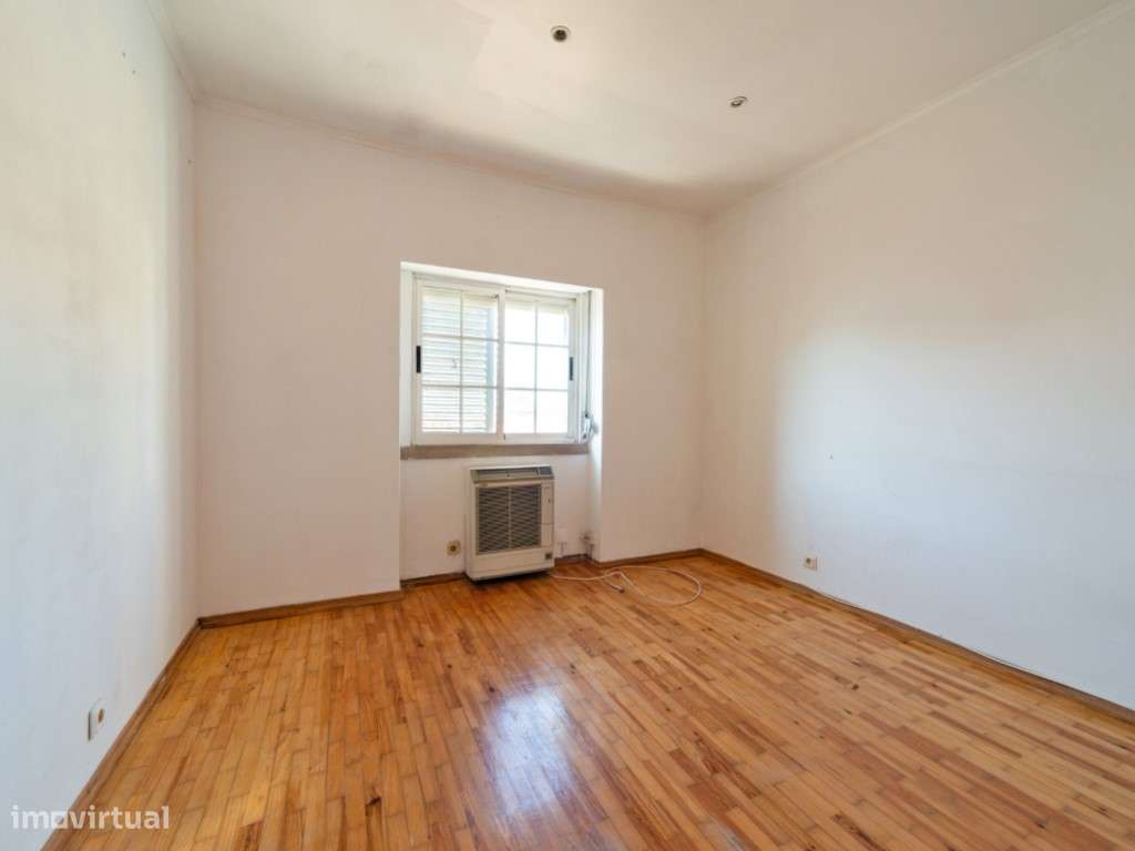 Moradia geminada de esquina em Caselas, com jardim e projecto aprovado-16