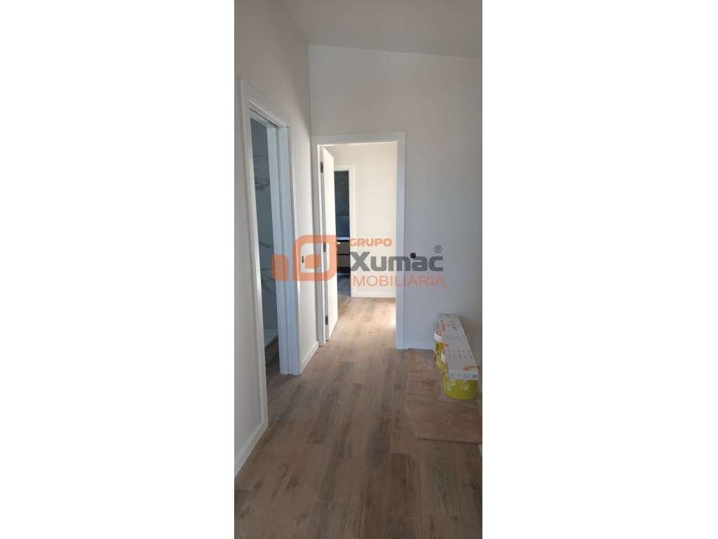 Moradia T4 Contemporânea c/ Piscina-18
