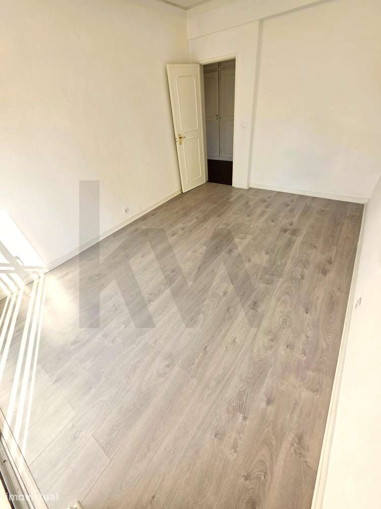 Estoril – Alapraia | Apartamento T2 Luminoso com Garagem Próximo da Pr-7