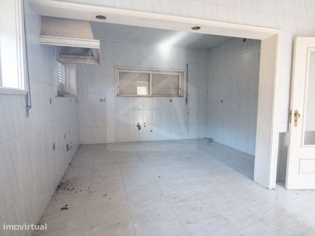 Quinta com 2 casas e 5 lotes de terreno em São João da Madeira - Grande imagem: 3/37