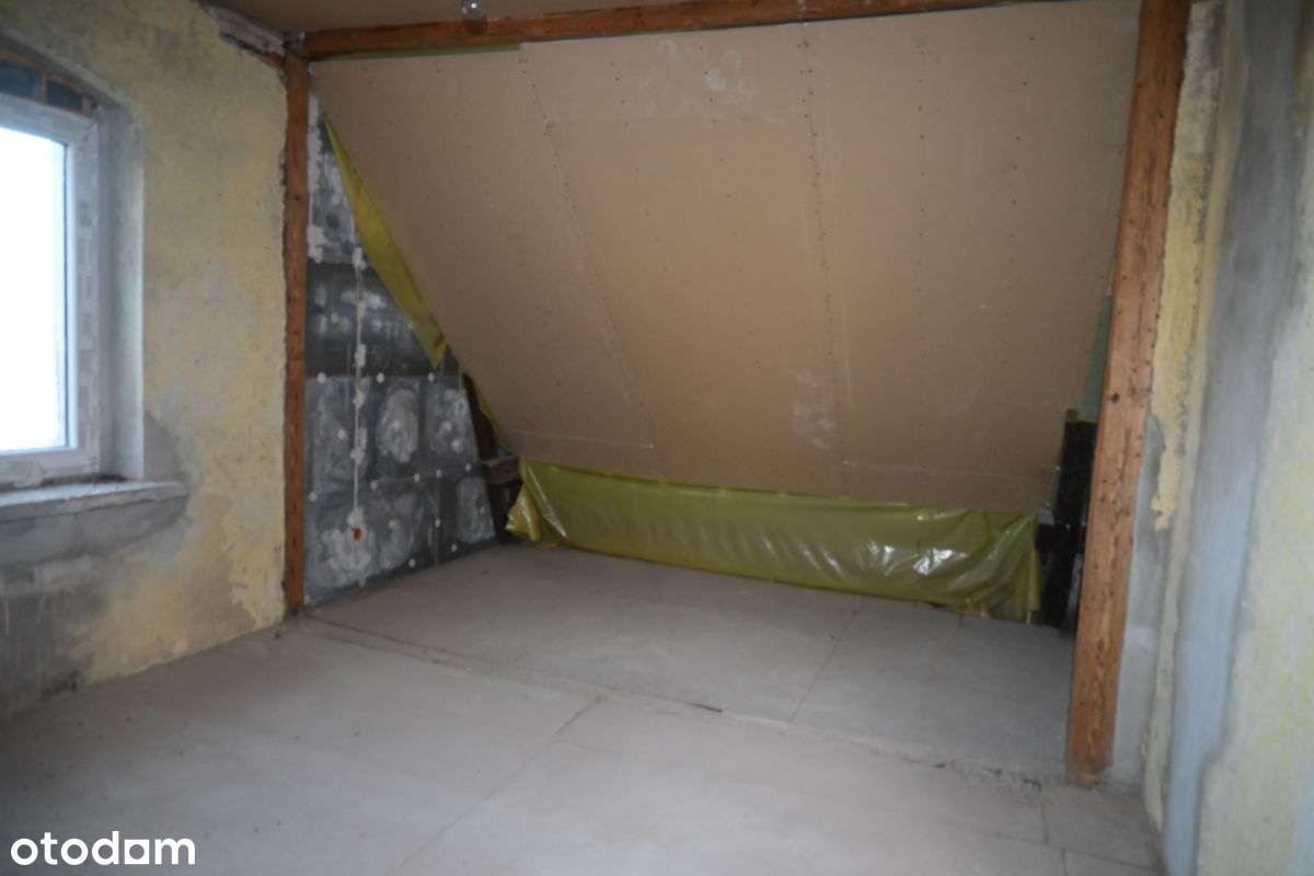 Dom z dwoma niezależnymi mieszkaniami.-6