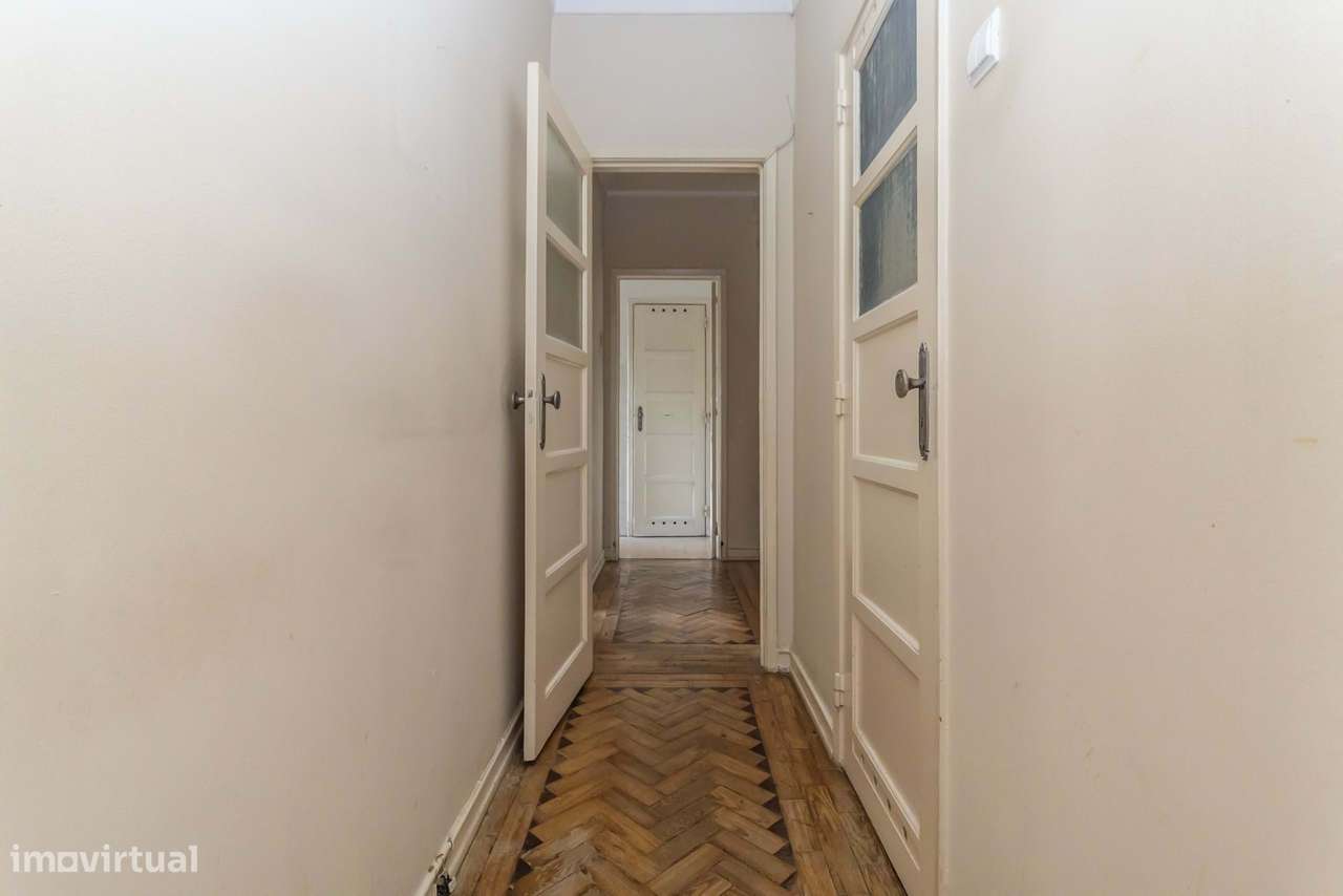 Apartamento T2, junto ao Hospital da Cruz Vermelha , em Benfica-23