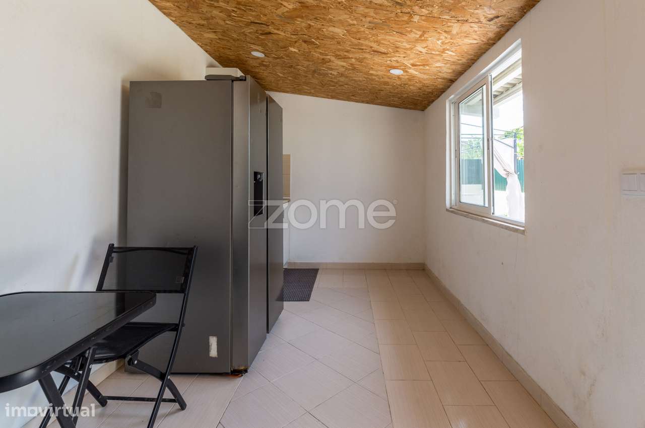 Apartamento T2 com logradouro e anexo.-18