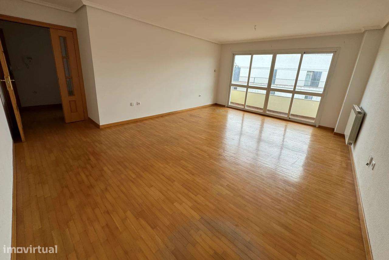 Espaçoso T3 com 106 m2 e Estacionamento – Zona Residencial - Grande imagem: 4/23