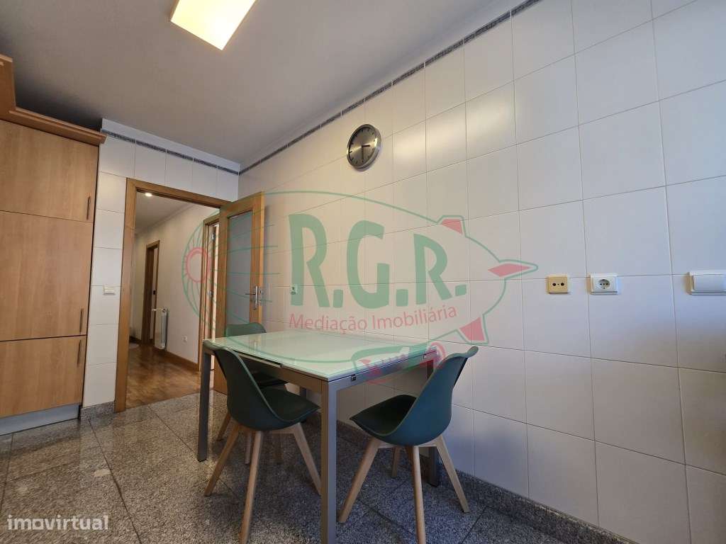 Apartamento T2| Lg Garagem 2 Carros | Localização Central São Cosme-21