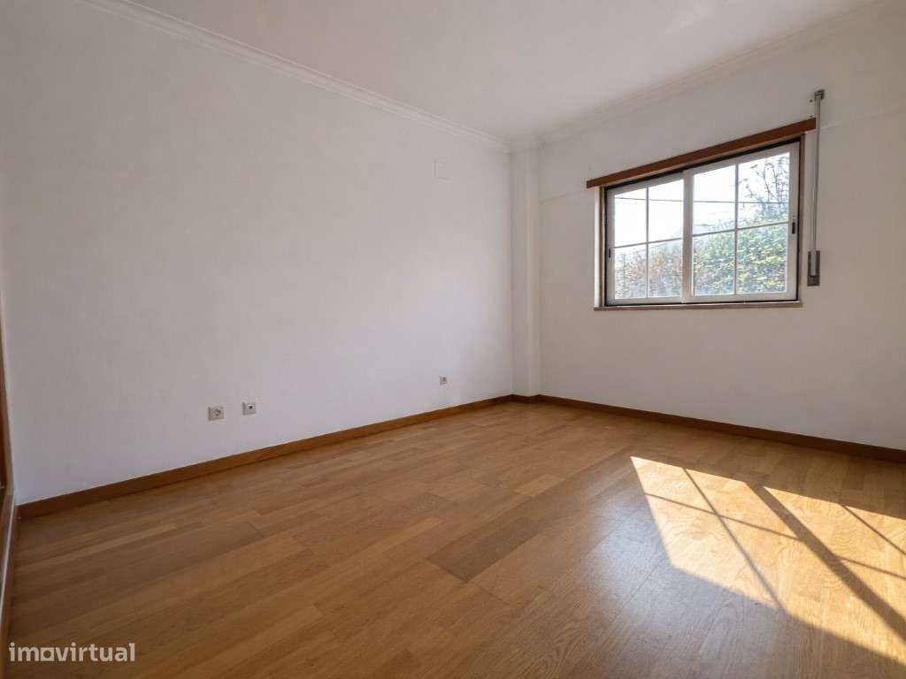 T3 com Varanda, Arrecadação e 2 Lugares de Garagem-12