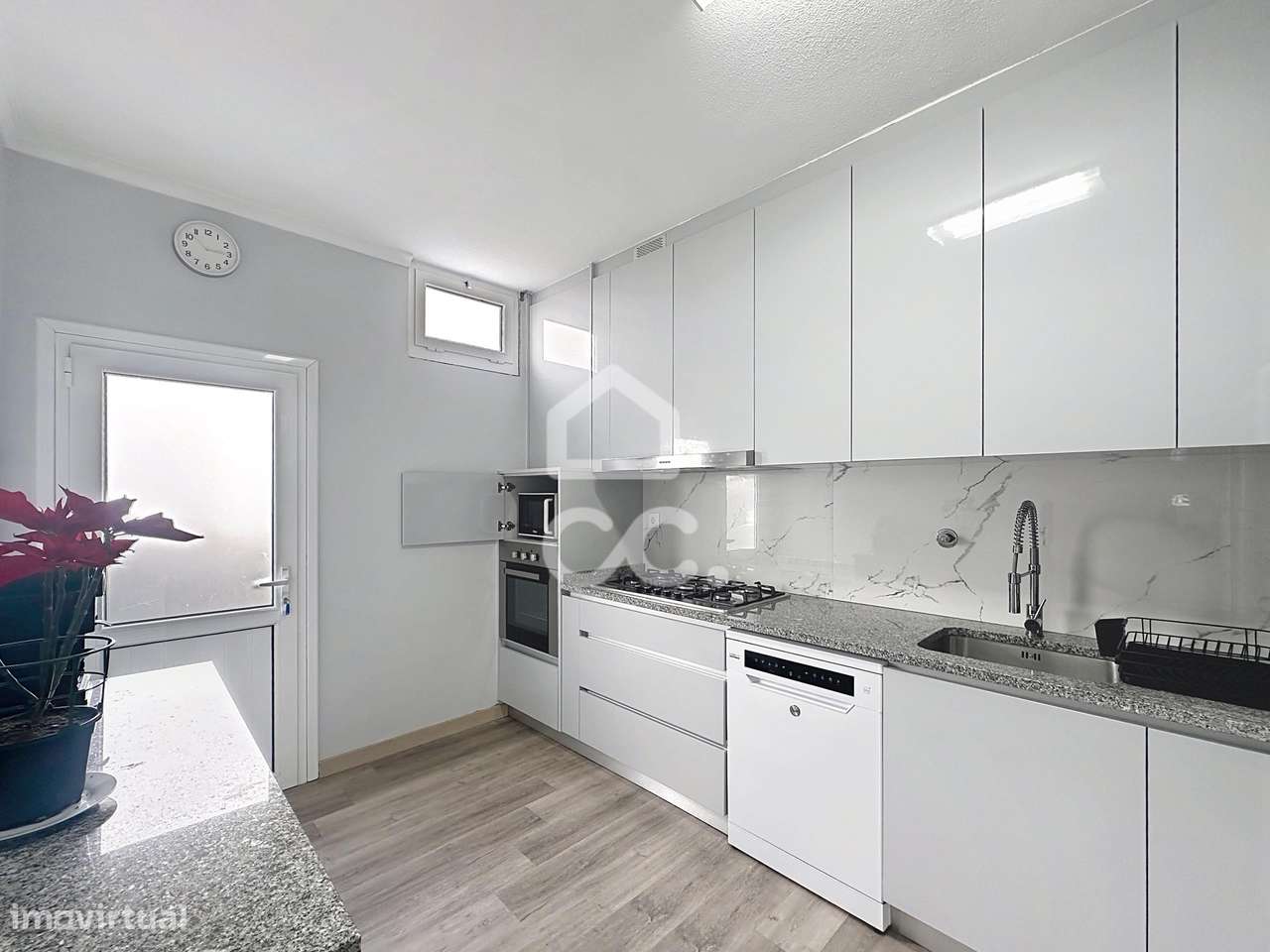 Moradia isolada com quatro quartos , logradouro, garagem , na periferi-13