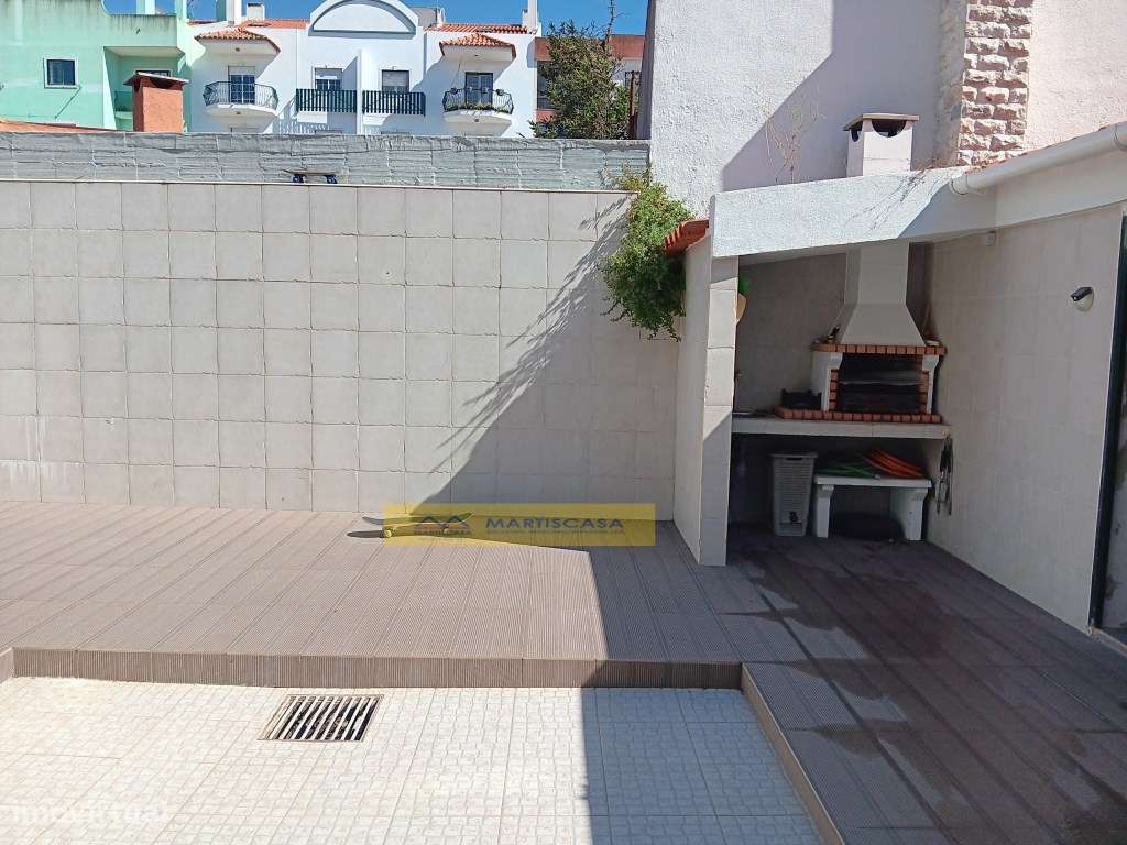 Moradia T4 totalmente remodelada, garagem, sotão e espaço exterior,...-17