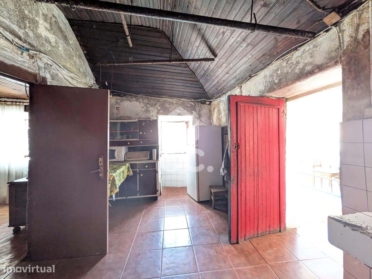 Oportunidade Única: Moradia para Restauro com Grande Potencial-33