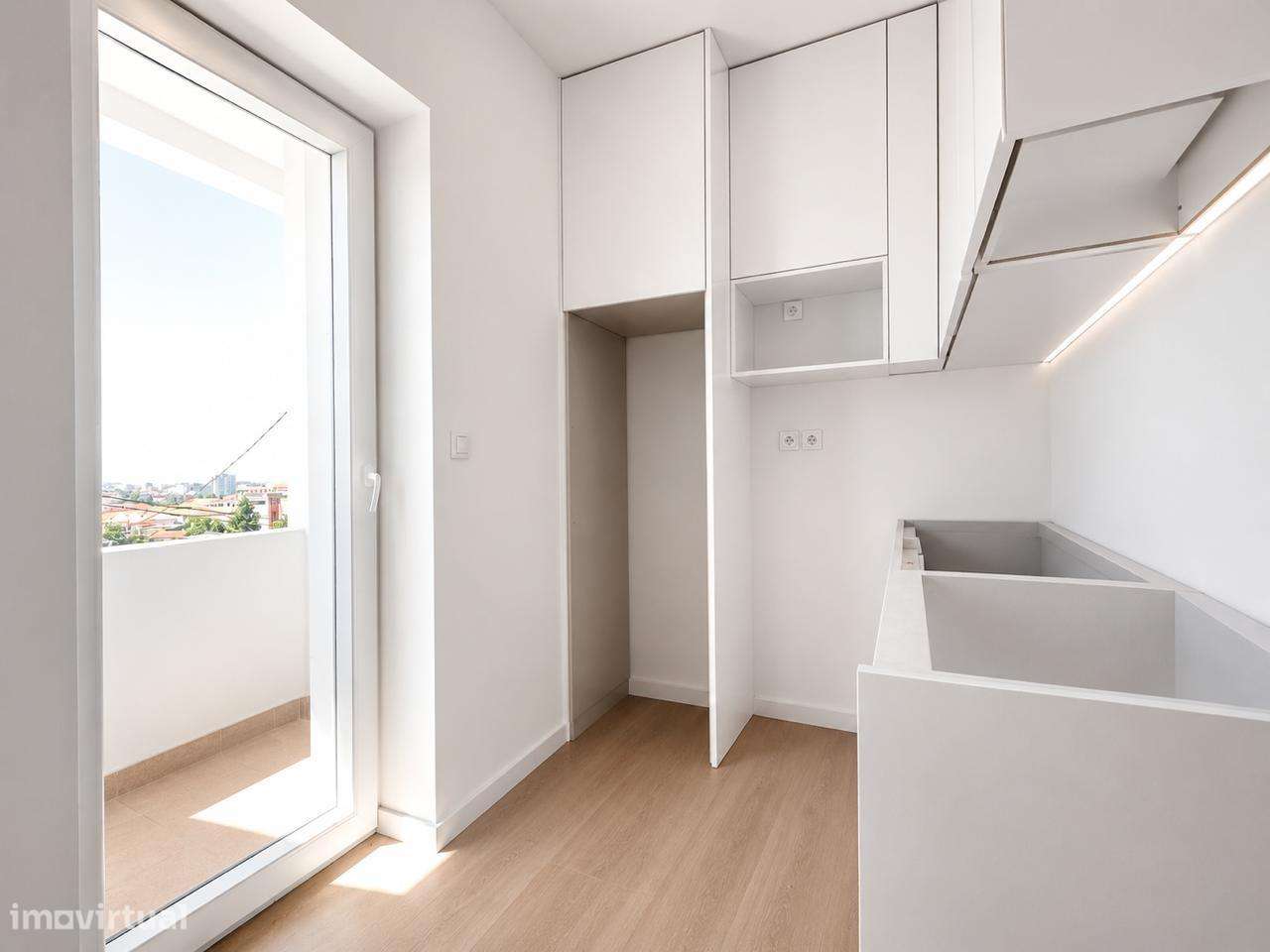Prédio Renovado com 3 Habitações Independentes-25