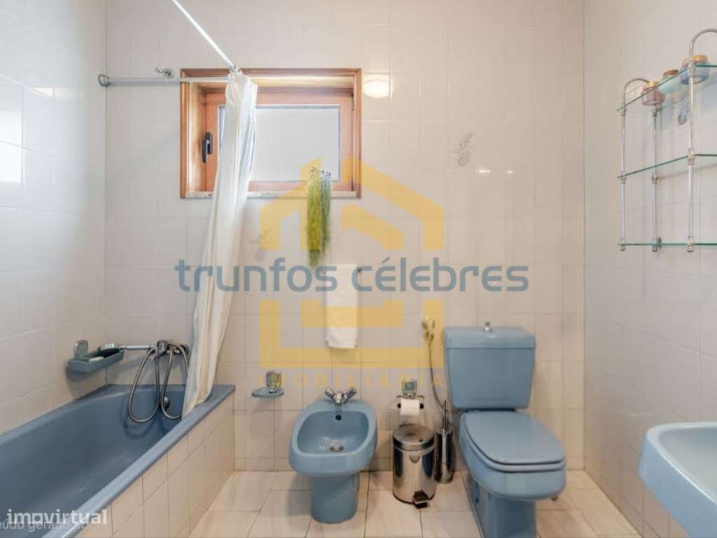 Moradia T4 de 4 Frentes Renovada inserida num lote de 1450m2 | Laún...-27