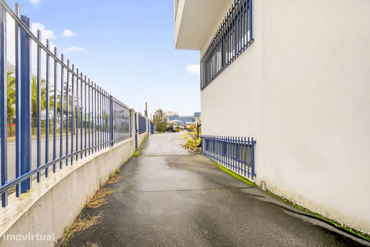 Armazém / Edifício Industrial com 1.800 m² | Avintes – Frente à N222-13
