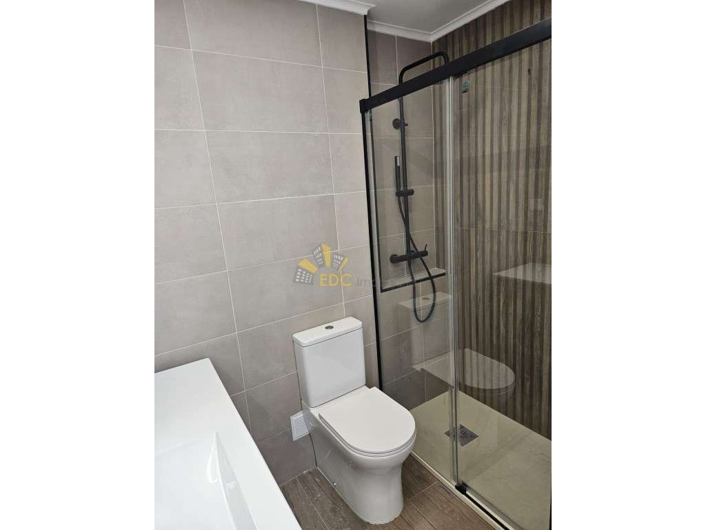 Apartamento T2 Remodelado | Localizado em Almada | Não perca a opor...-12