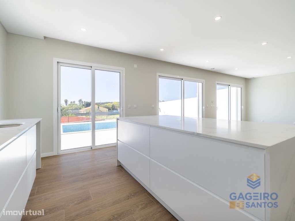 Moradia T4 com piscina, nova e pronta a habitar a 4 km da baía de S...-25