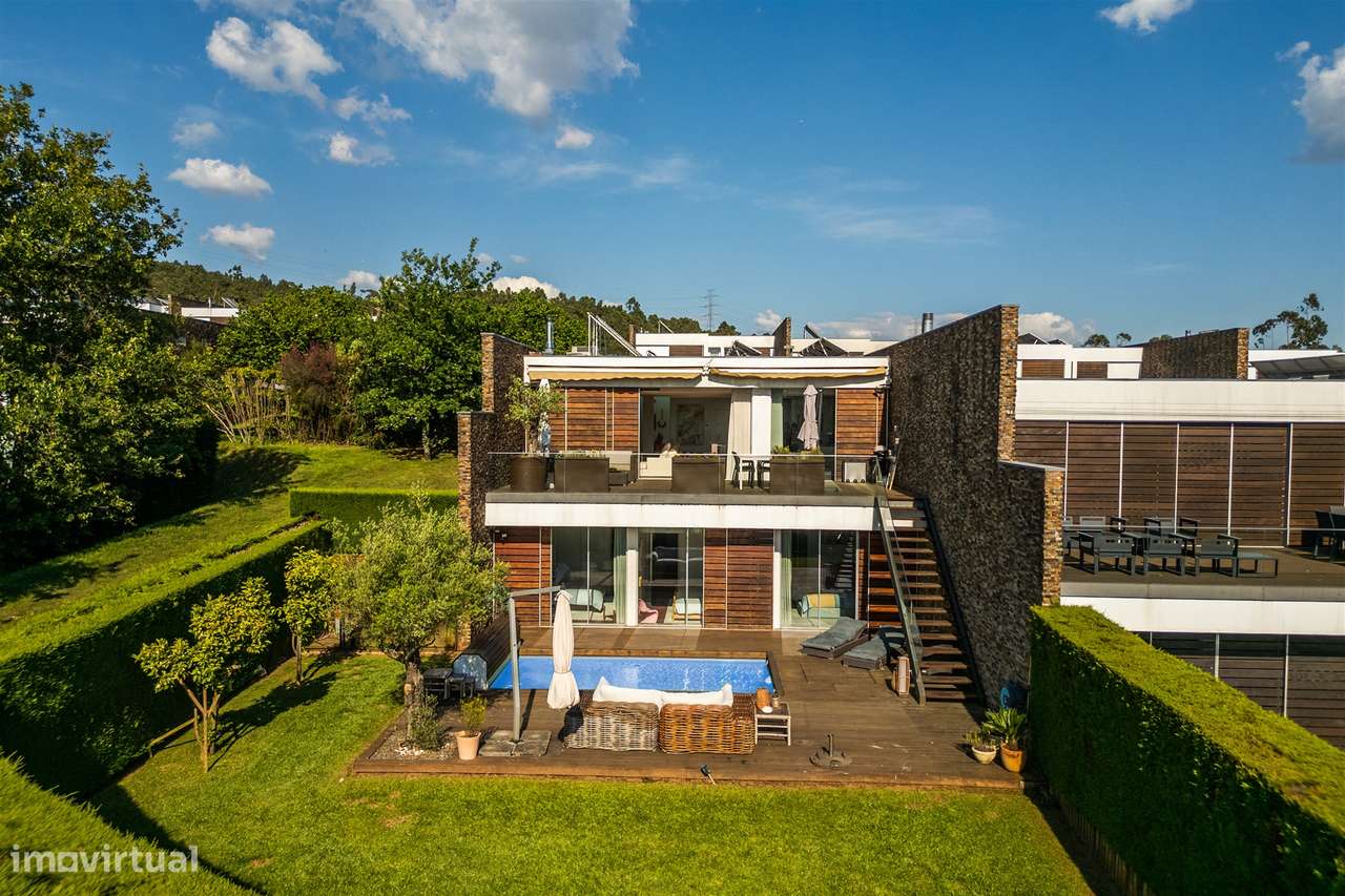 Moradia T4 com piscina, jardim e vista tranquila-35