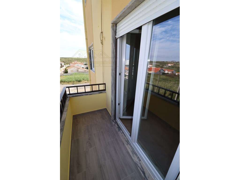 Apartamento RENOVADO(novo) com vista mar-21