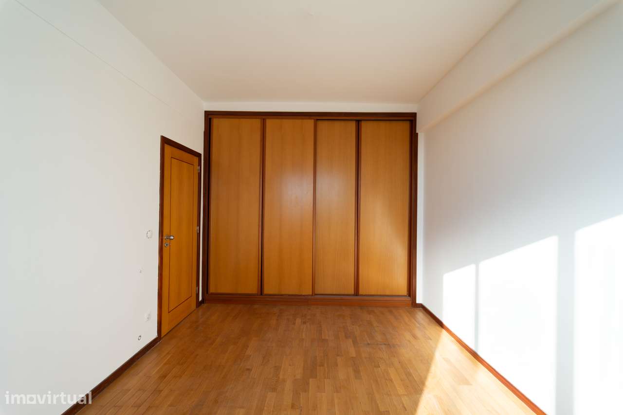 T5 Penthouse na Av Fernão Magalhães - Centro do Porto com Terraço-21