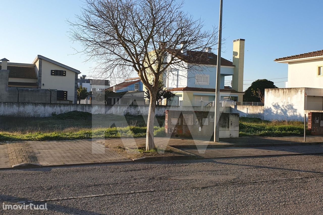 TERRENO URBANO EM ALHOS VEDROS NA URBANIZAÇÃO CASAS DE SÃO LOURENÇO