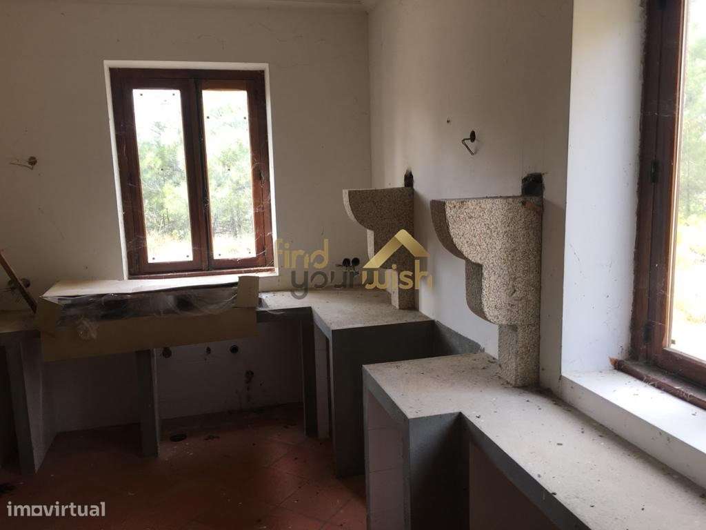 Espetacular moradia T9 de traça tradicional, com dois pisos, no coraçã-17