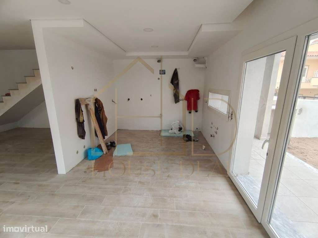 GRANDIOSA Moradia T3+1 com espaço para piscina. Fernão Ferro-9