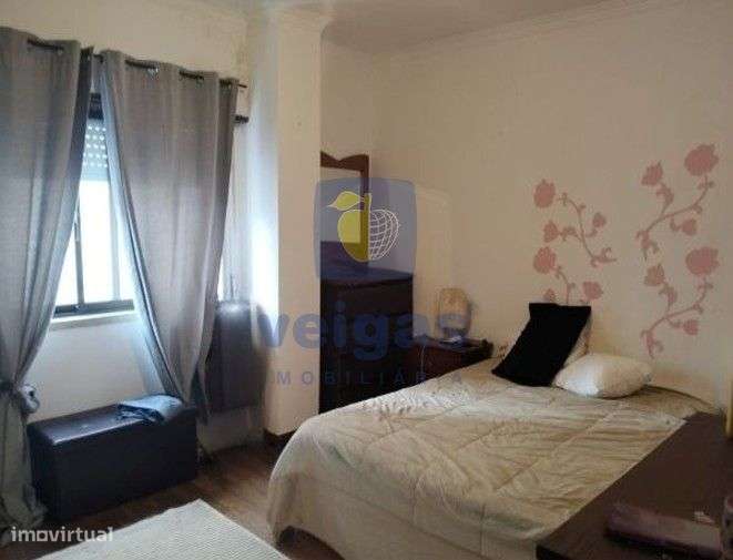 Fantástico T2 Renovado, na Av. da Liberdade – Monte Abraão-1