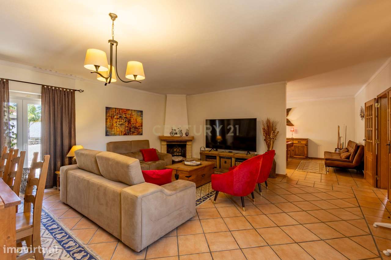 Moradia T5 Térrea com Piscina, Garagem e Lote de 2000 m² – Venda do Al-4