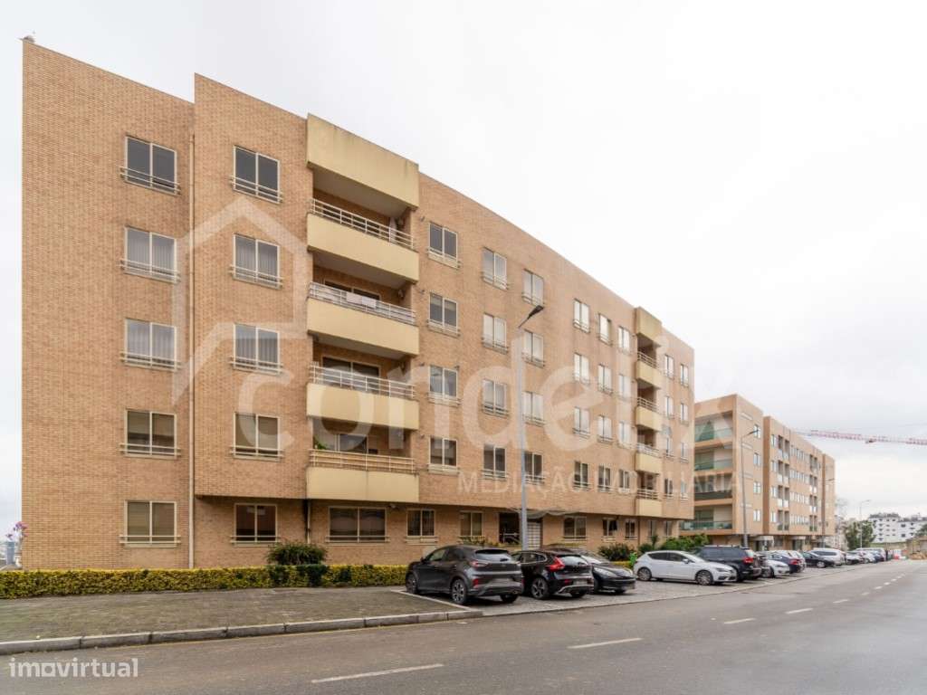 Excelente T2 perto do Arrábida Shopping para investidores-27