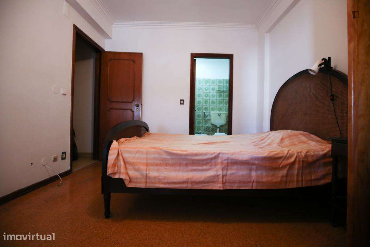 Quarto - localizado em Benfica Lisbon - Grande imagem: 5/10