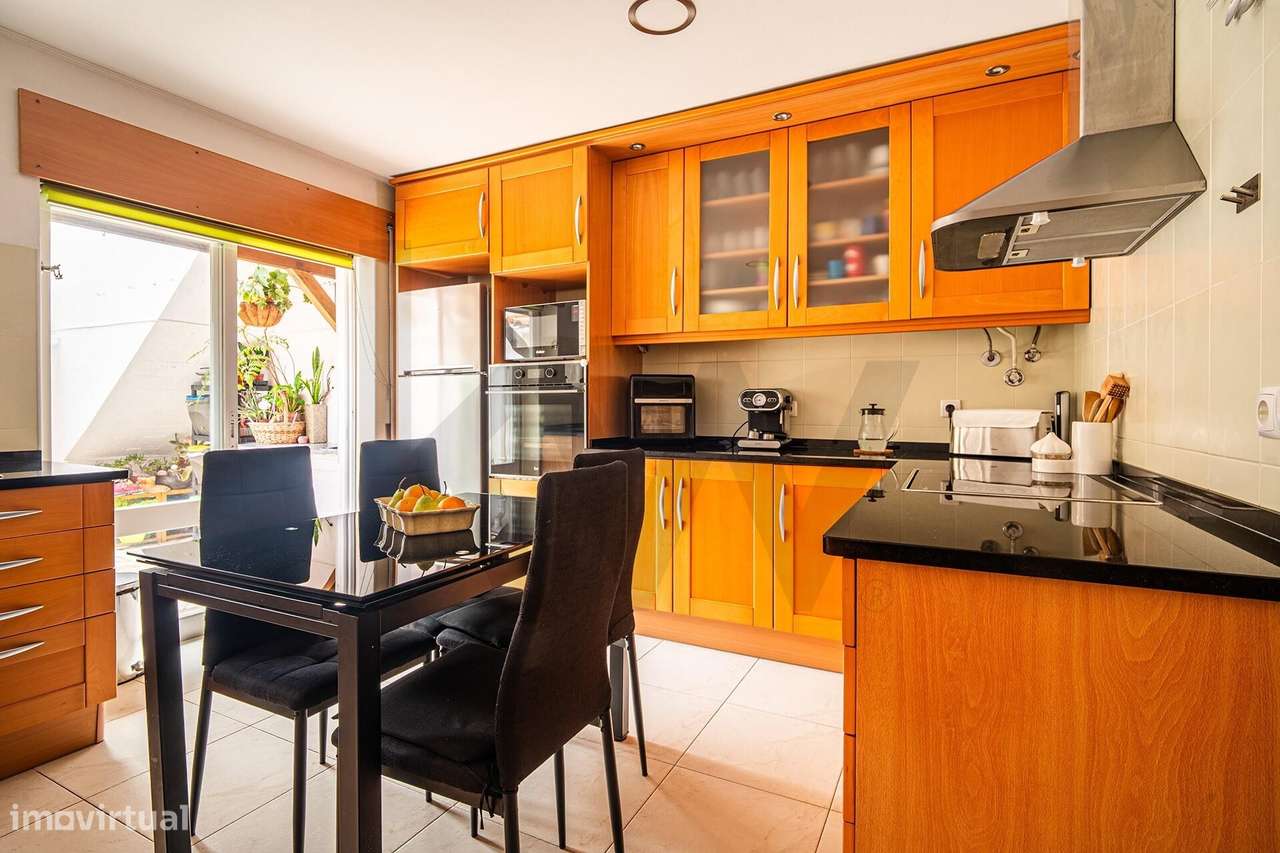Apartamento T2 em Paço de Arcos: Conforto Exclusivo com Pátio Privativ-7