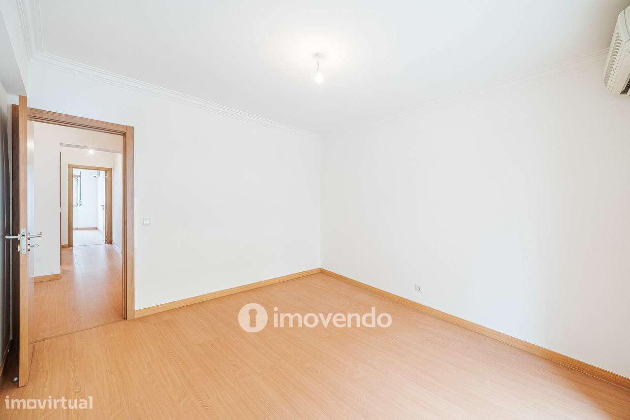 Apartamento T3, com terraço e arrecadação, em Mem Martins-27