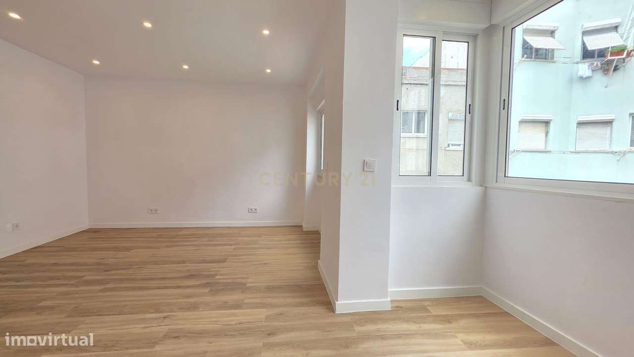 T2 Totalmente Remodelado em Queluz – Pronto a Habitar-7