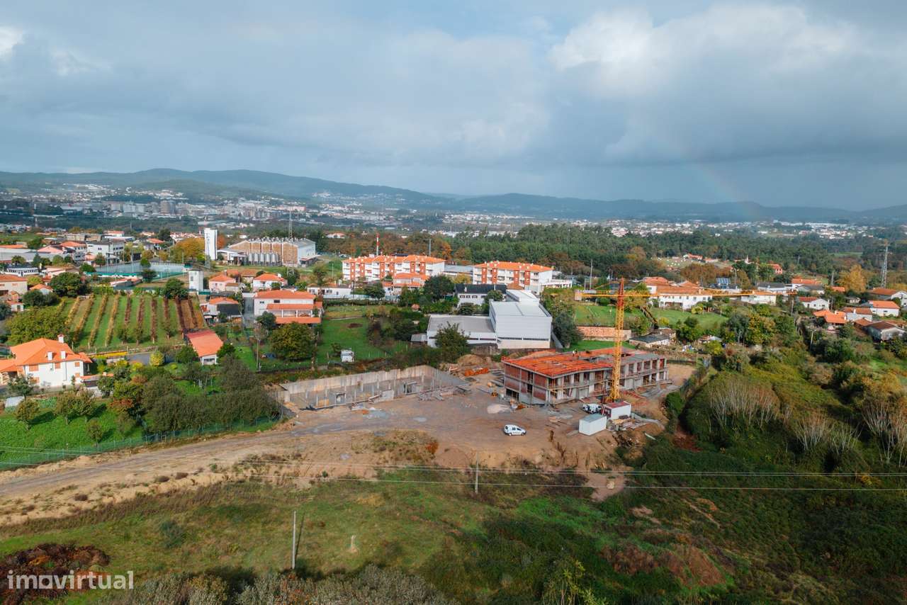 Apartamento T2 em fase de construção c/ 2 frentes e garagem fechada, e-15