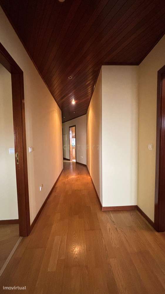 Apartamento T3 no Último Piso com Terraço e Garagem – A Apenas 750 Met-5