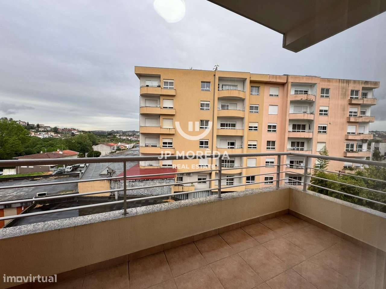 T2 com varanda, garagem e elevador no centro de Santo Tirso-14