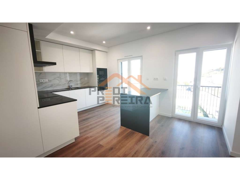 Situado em Caneças, apartamento T4 com duas suites, uma box e um pa...-1