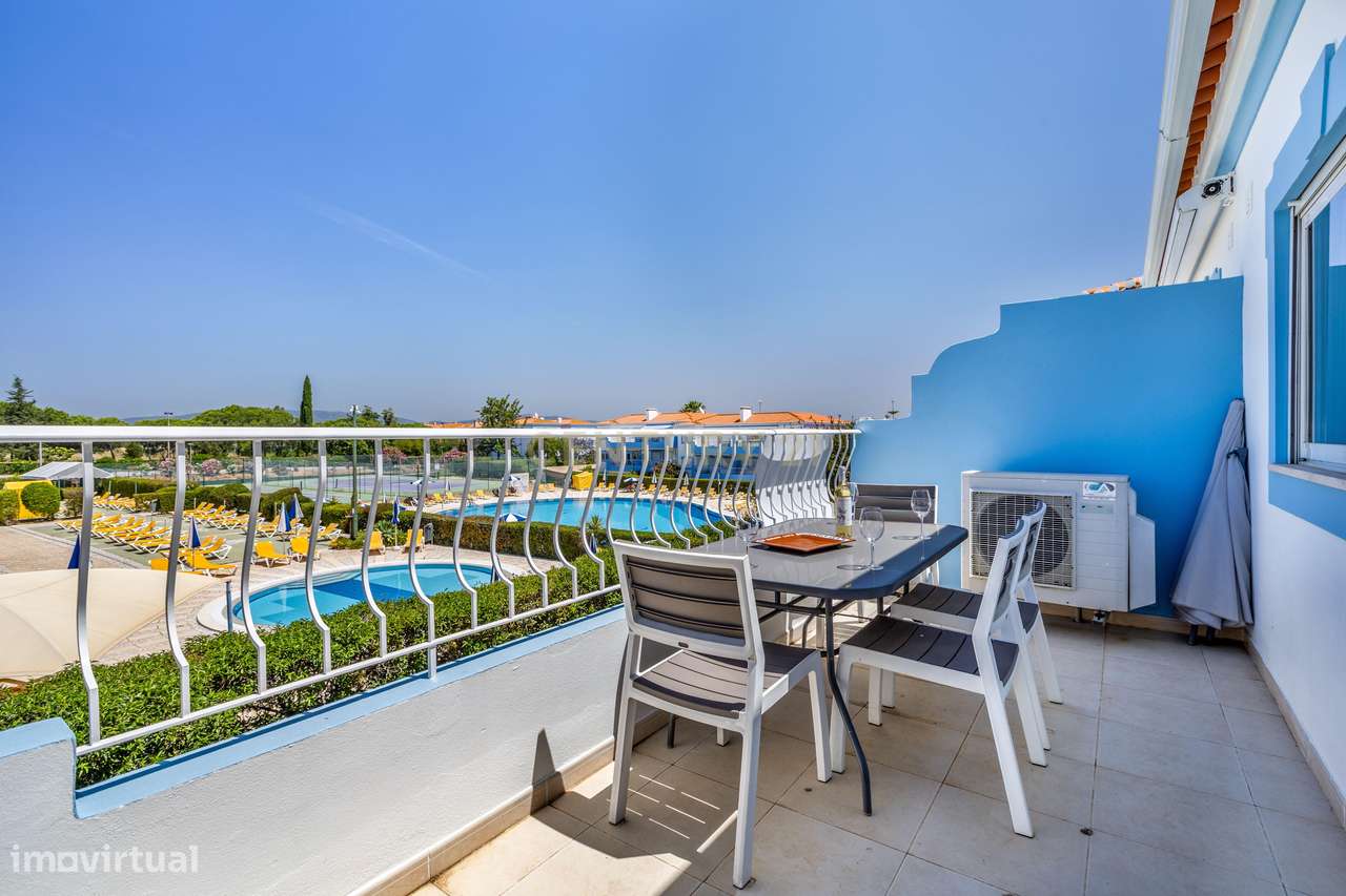 Espaçoso Apartamento T3 no Último Piso com Vista para as Piscinas no O-7
