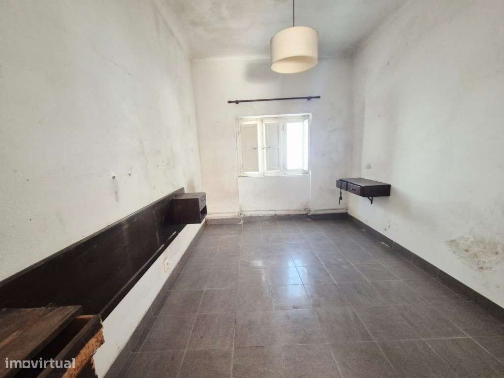 Edifício no centro de Milfontes-18