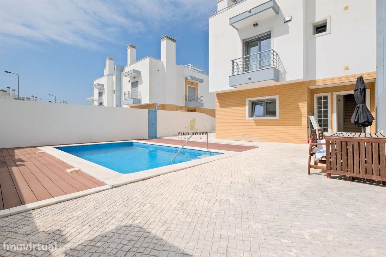 Moradia T3 com piscina, jardim e garagem box, na Caparica-6