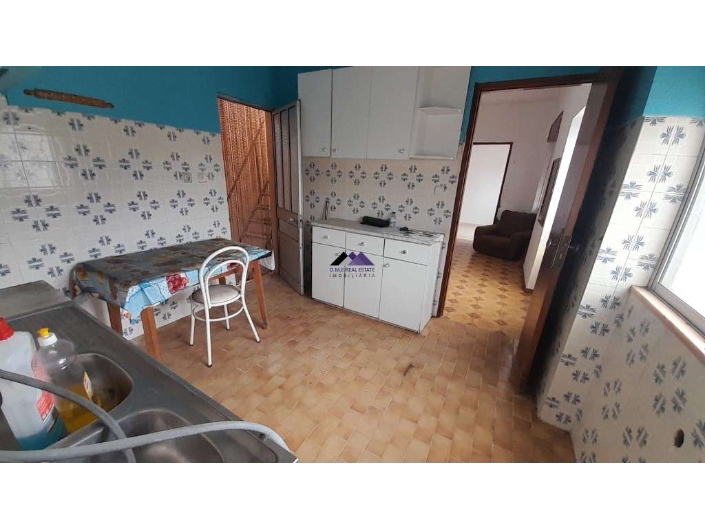 Casa Térrea para Recuperar nas Hortas com Grande Potencial-11