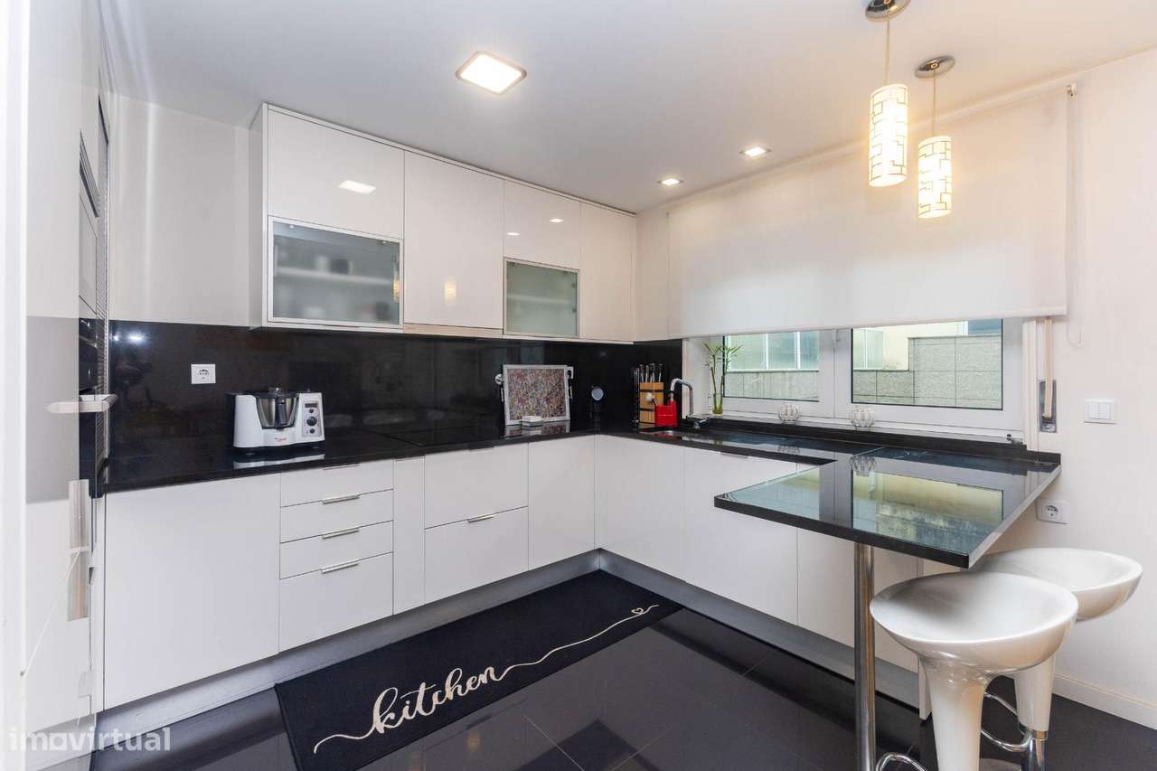 Moradia T4 na Maia – Renovada, 3 Frentes, Terraço e Garagem a...-14
