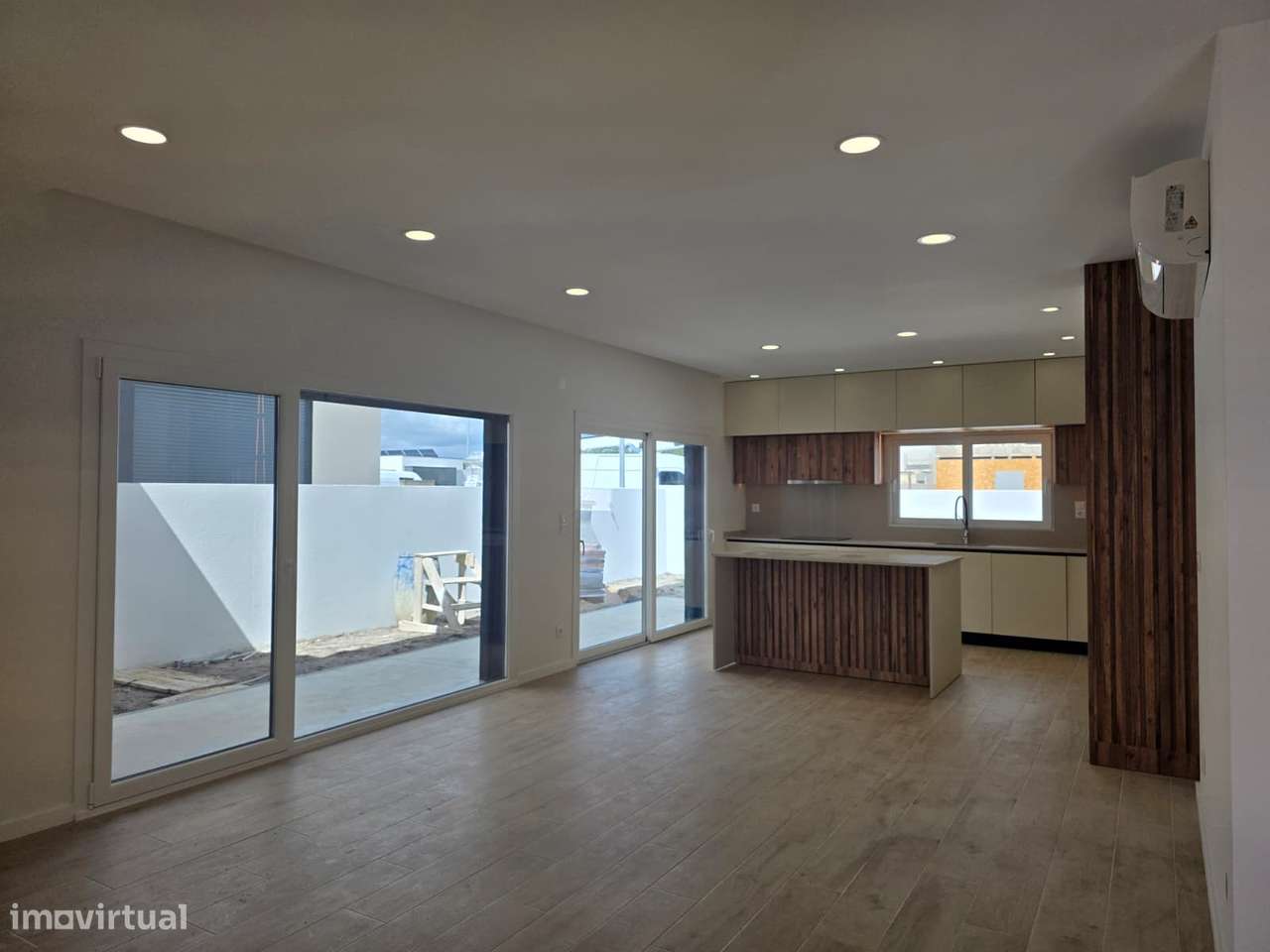 Moradia térrea com excelentes áreas.-24
