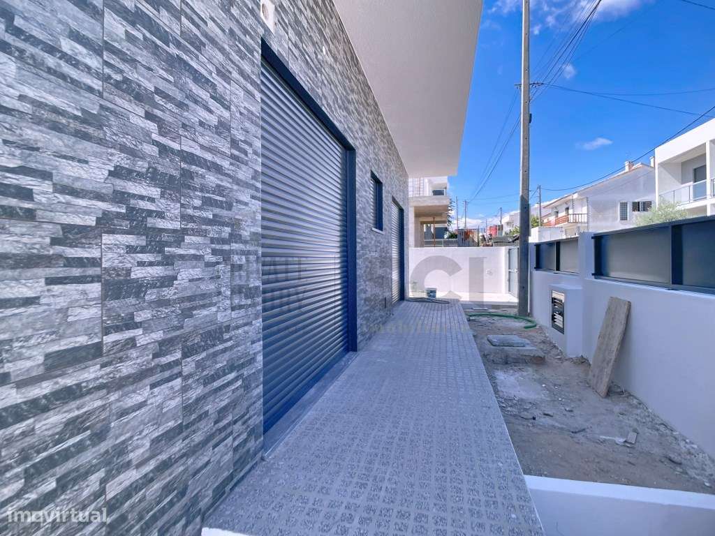 Moradia Térrea independente T3+1 em Fernão Ferro, boas áreas-28