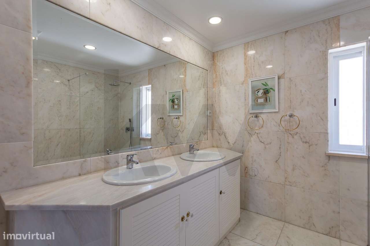 Moradia Isolada | 5 Quartos, Jardim, Garagem para 4 Carros-39