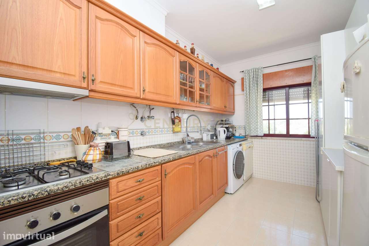 Apartamento T3, com 107 m² de área útil, estúdio musical com 40 m² e g-10