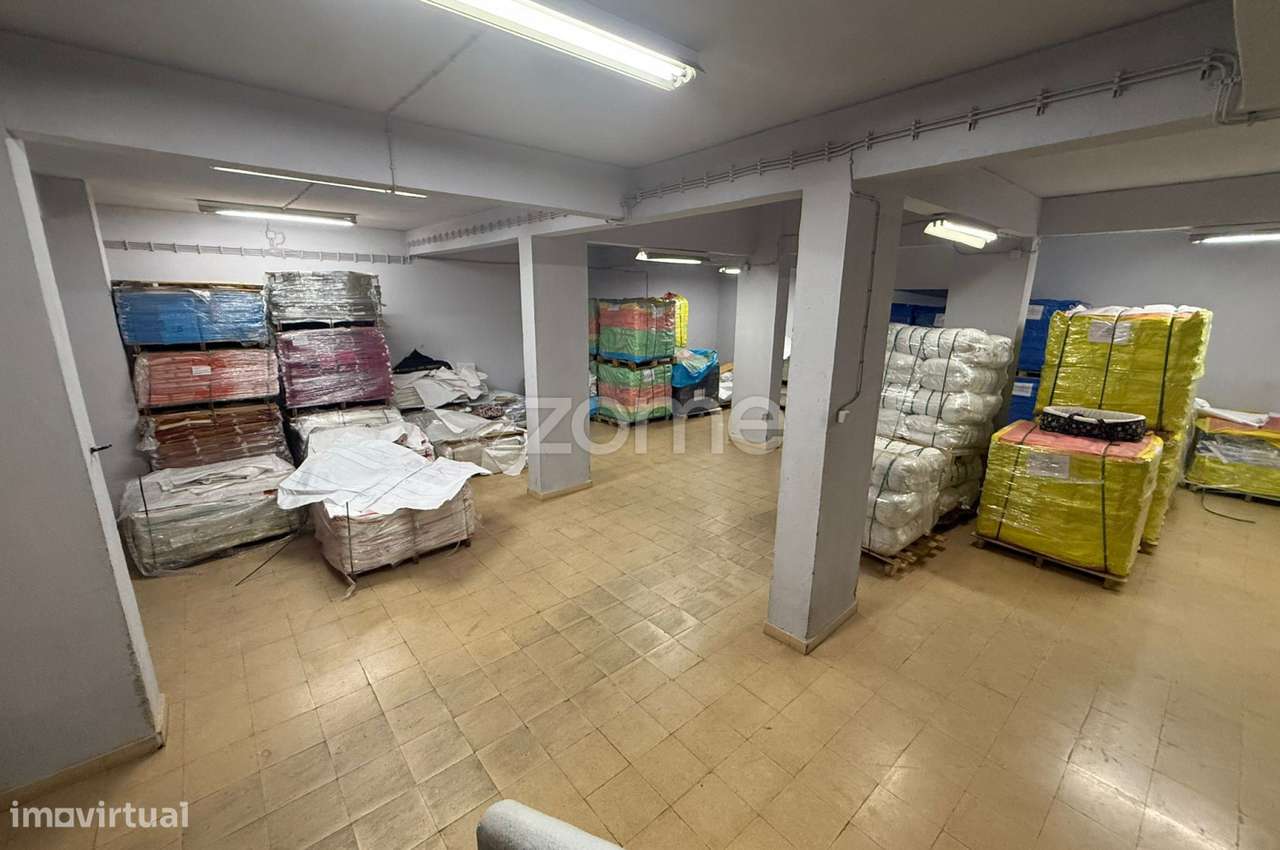 Armazém com 600 m² – 2 Pisos, Escritórios e Excelentes Acessos-0