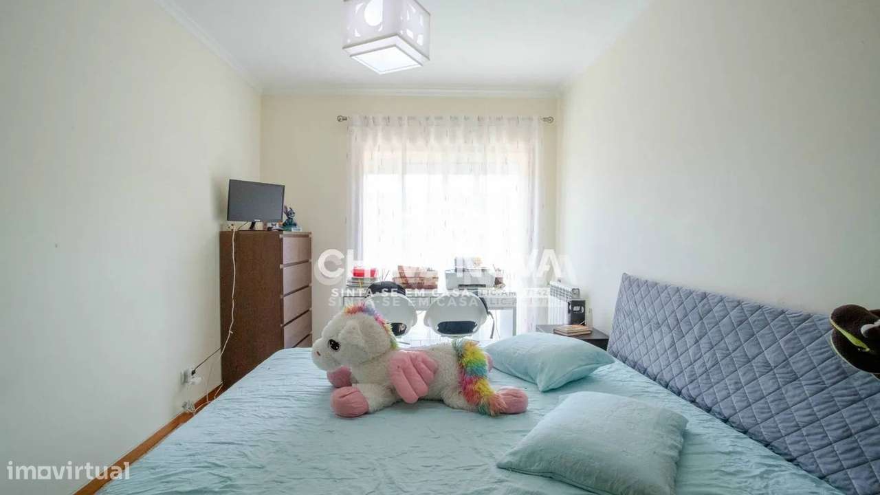 Apartamento T2, em Pedroso, com duas varandas, garagem e arrumos-21