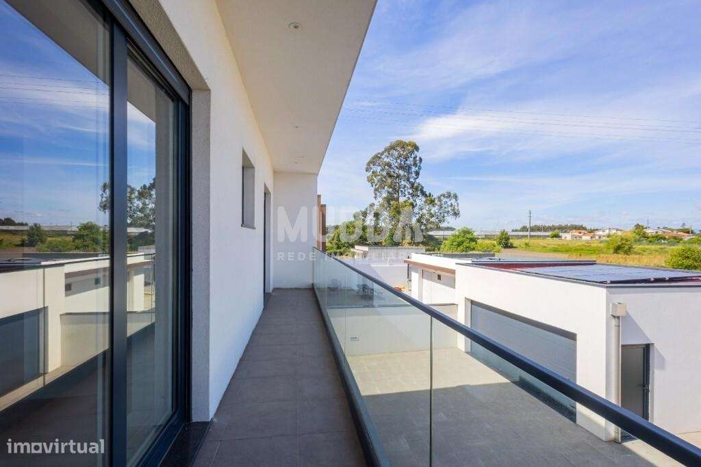 Moradia T4 com Design Contemporâneo e Acabamentos Premium-21