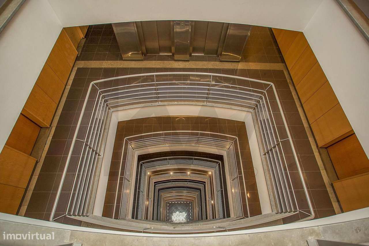 Praça de Espanha | T1 c/ estacionamento e varanda em Edf. de prestígio-23