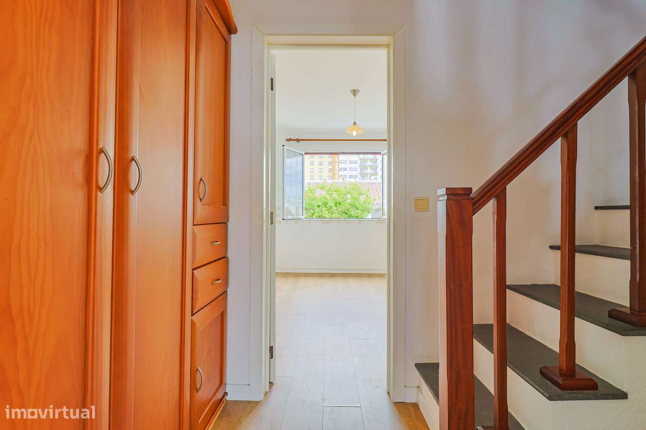 Moradia T2+1 com sótão, garagem, jardim e logradouro – Ponta Delgada-25